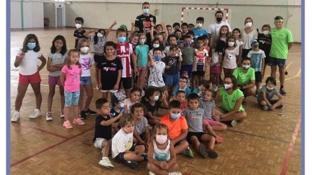 El árbitro Javier Alberola visita el Campamento Multideporte del Patronato