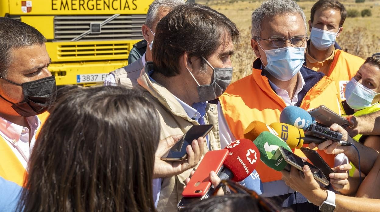 El consejero Juan Carlos Suárez-Quiñones, comparece ante los medios en Navalacruz, en una imagen de archivo