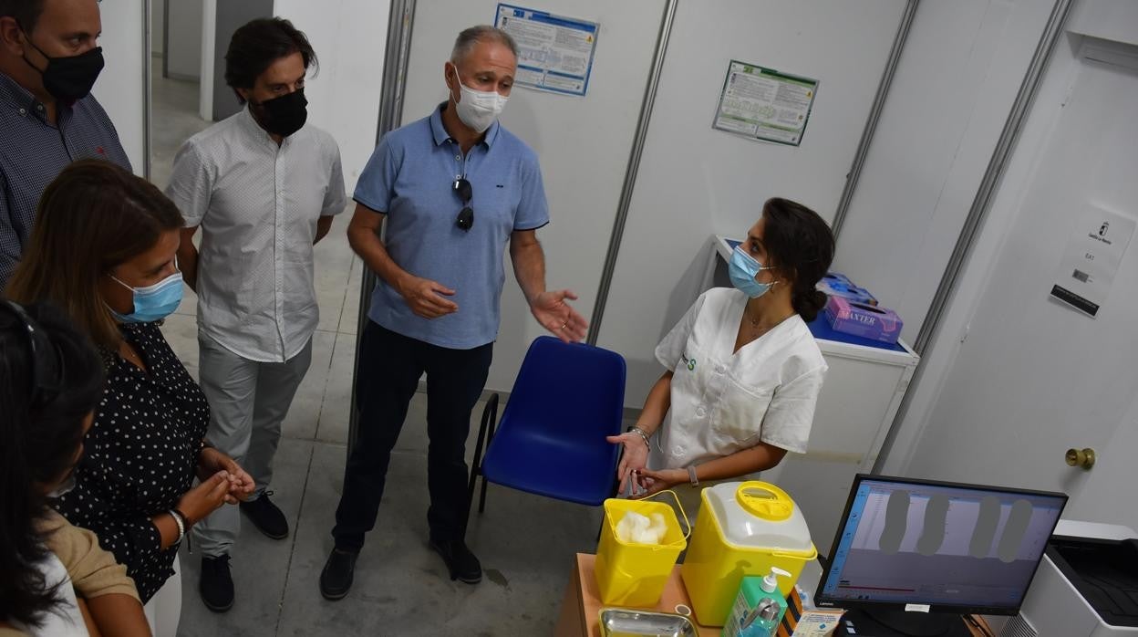 La alcaldesa, a la izquierda, durante la visita a Talavera Ferial