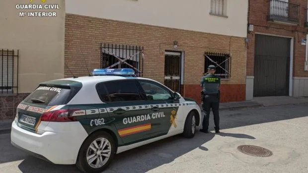 La Guardia Civil rescata a un hombre en el incendio de su vivienda en Carmena