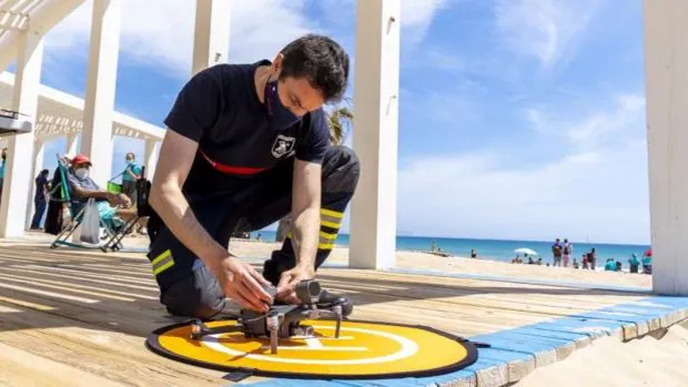 Los drones de Emergencias intervienen en tres rescates en las playas de Guardamar y Cullera