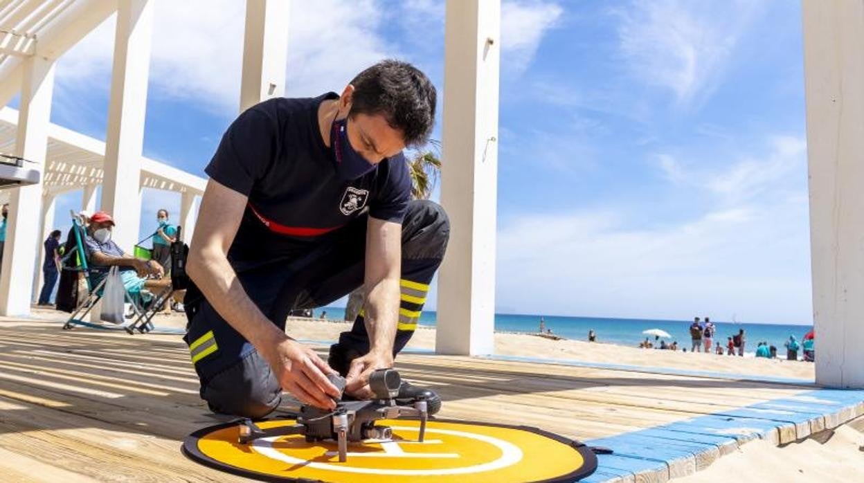 Uno de los drones que vigilan las playas alicantinas