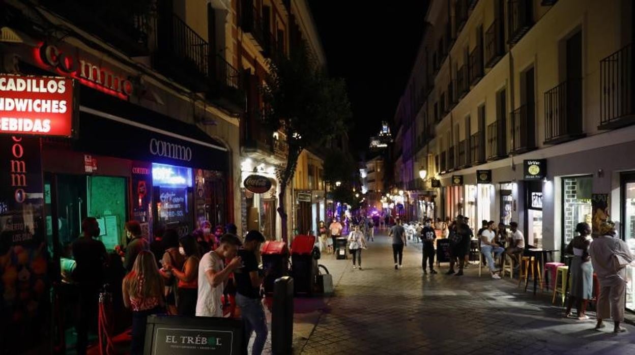 Jóvenes en locales de ocio nocturno del madrileño Barrio de Las Letras