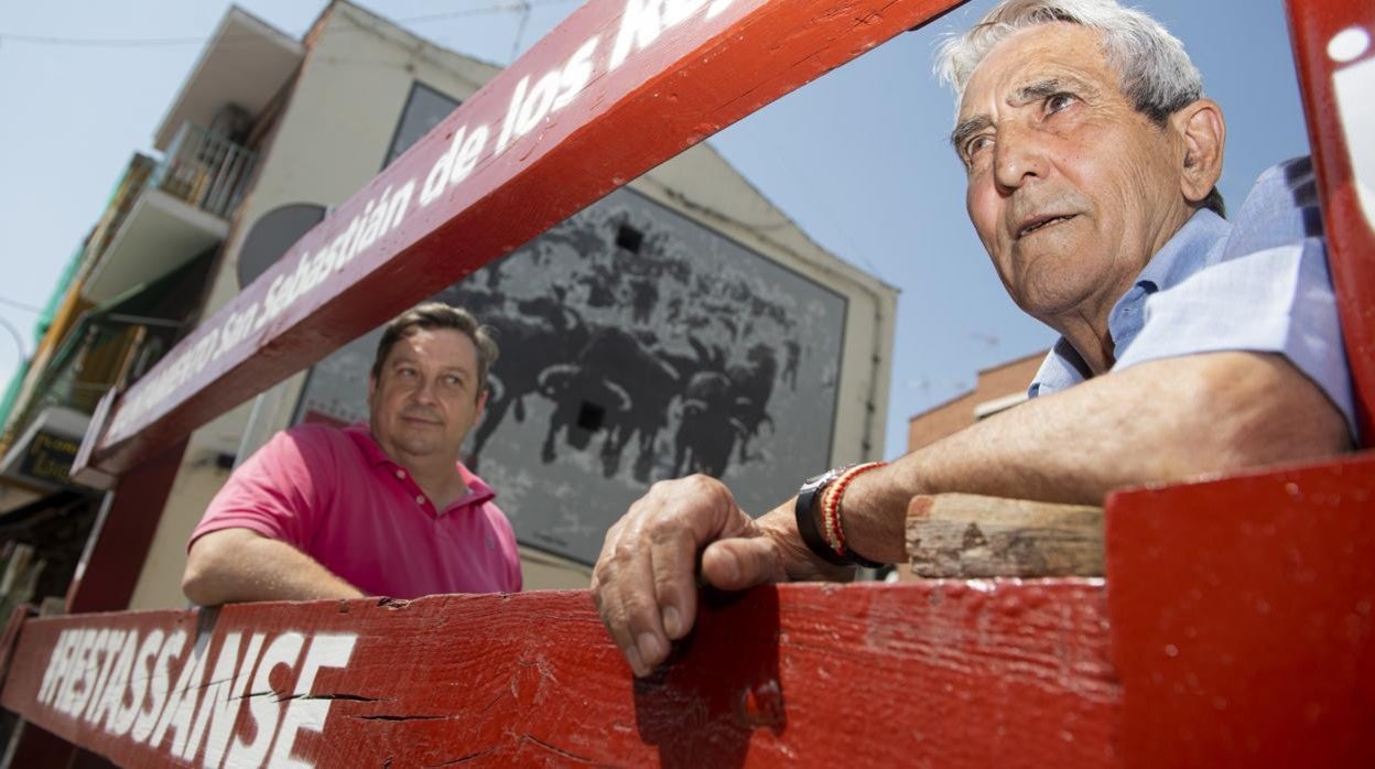 Un veterano corredor, Fernando Ardura, y el librero Eduardo Navacerrada, tras la barrera