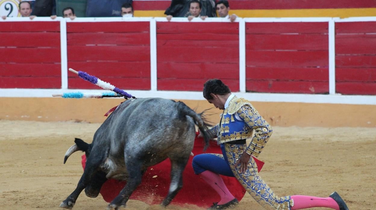 Nacho Torrejón en un derechazo rodilla en tierra