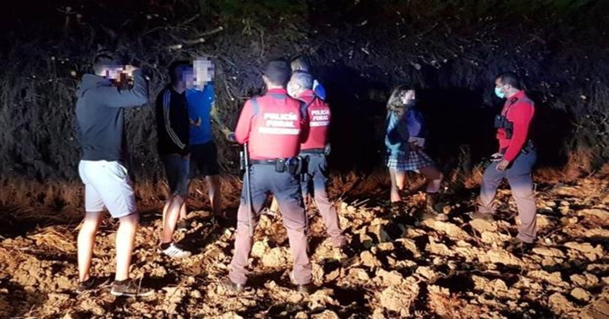 Policía Foral controlando un botellón de jóvenes en Badostain en medio de un campo labrado.