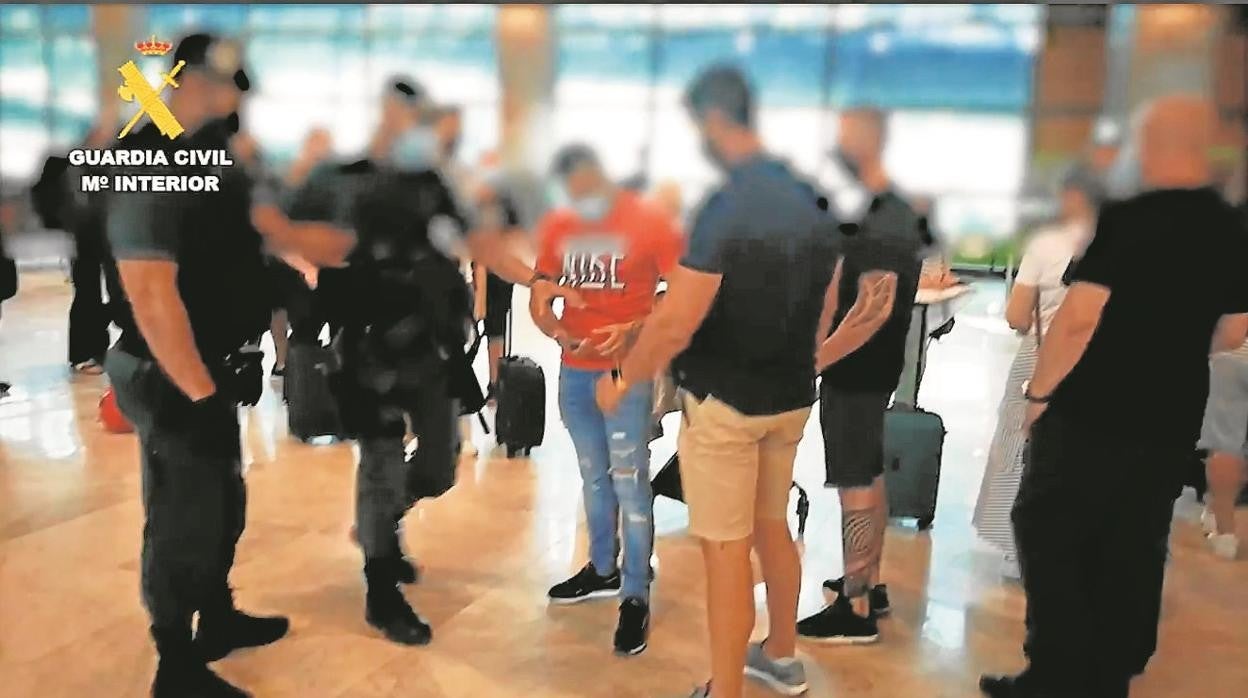 Momento de la detención de uno de los sospechosos, en Barajas