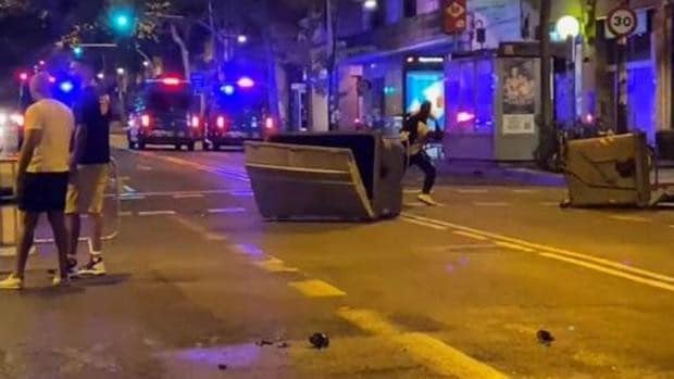 Incidentes en Barcelona durante el desalojo de un macrobotellón en unas fiestas de barrio