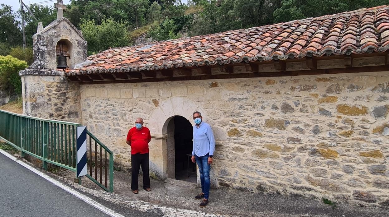 El exalcalde de Escanduso, Manuel Fernández, con el teniente de alcalde de Villarcayo, Jesús Argüelles (d) ante la ‘iglesia más pequeña de España’