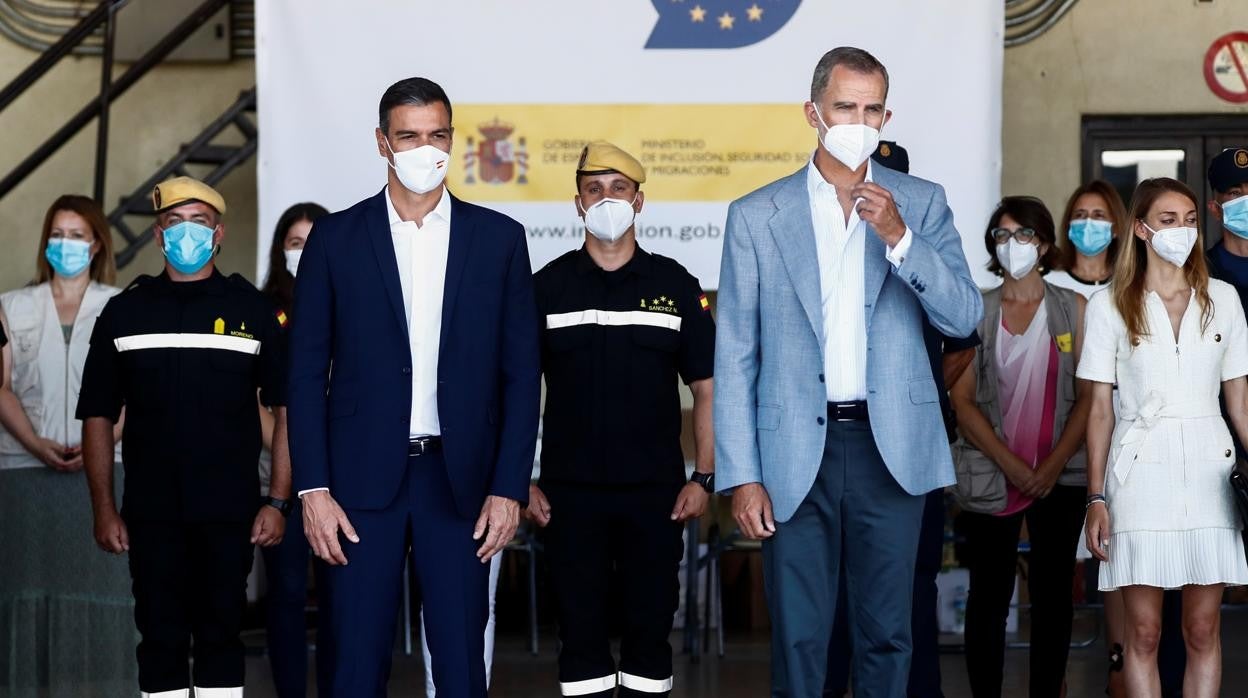 Felipe VI y Pedro Sánchez, en la base aérea de Torrejón