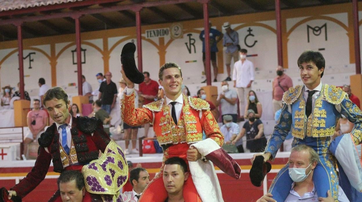 Los tres toreros salieros ayer a hombros de la plaza de Añover de Tajo