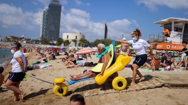 Baños de normalidad en las playas de Barcelona