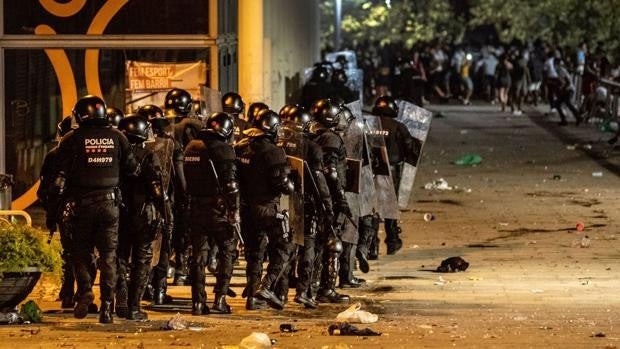 Nueva noche de incidentes en Barcelona durante el desalojo de un macrobotellón