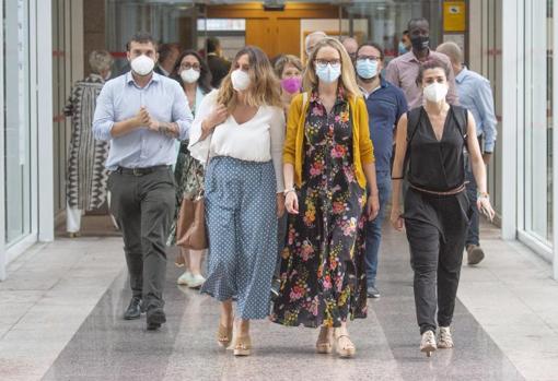 Carolina Alonso (UP) y su equipo, en la investidura de Díaz Ayuso