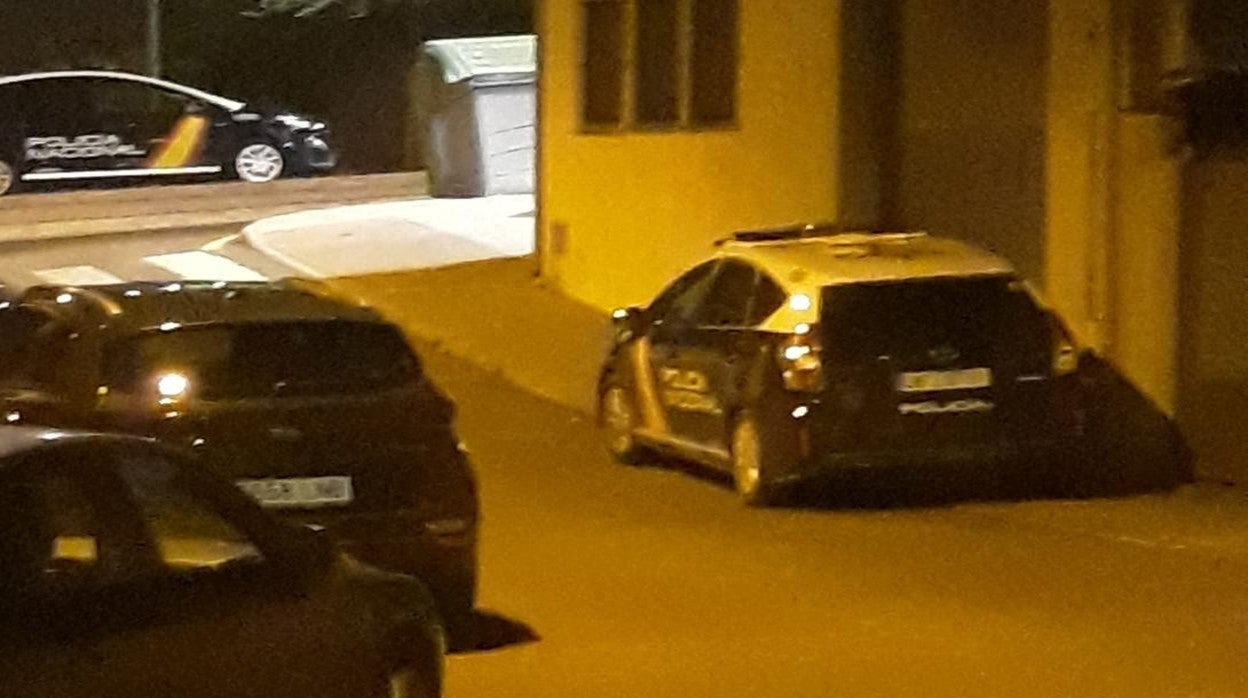 Efectivos de la Policía Nacional y Local que han intervenido en el operativo en el barrio de San Antón