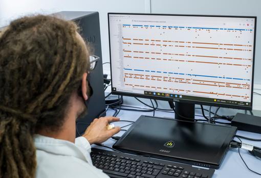 El bioinformático David Abad consulta datos