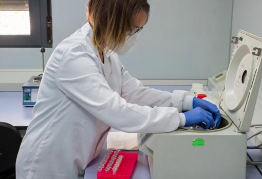 Sonia, técnico, es parte del personal del Hospital Clínico de Valladolids