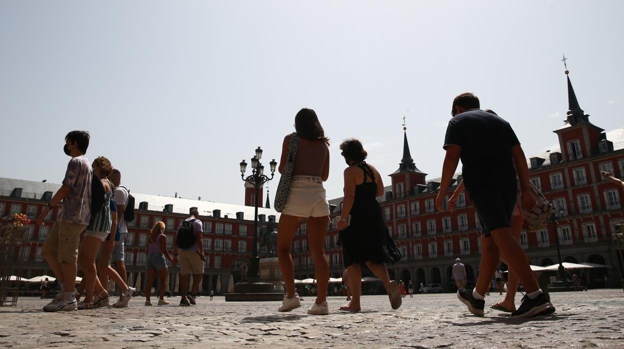 Varios turistas pasean por la Plaza Mayor, este agosto