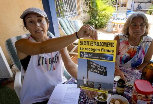 Paula Valdivieso y Victoria Sánchez-Bravo, residentes que participan en la recogida de firmas para una Iniciativa Legislativa Popular (ILP)