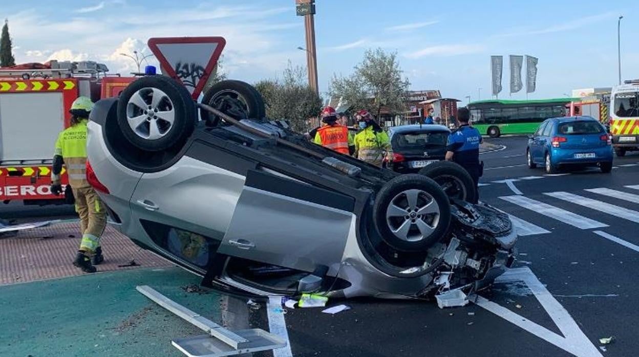 El vehículo, boca abajo, tras el accidente este domingo en Alcorcón