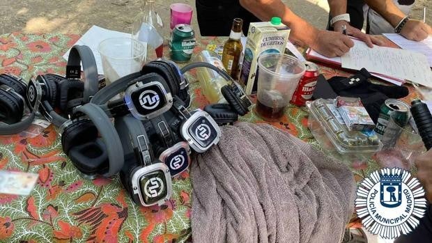 Desalojan una 'rave' con 30 personas que llevaban cascos conectados a la mesa del DJ en la Casa de Campo