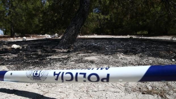 La carbonización del cadáver hallado en un descampado de Vallecas dificulta su autopsia