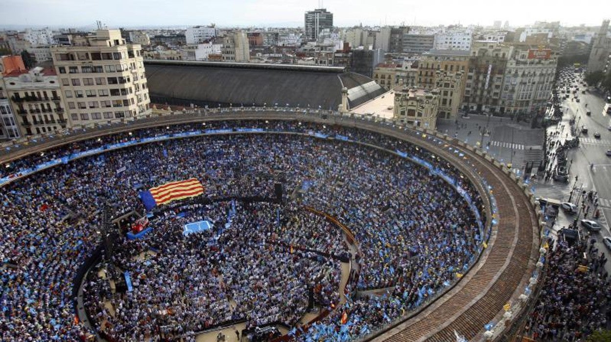 Los llenazos en el coso de Valencia, como este de mayo de 2011, anticipaban victorias del PP en las urnas