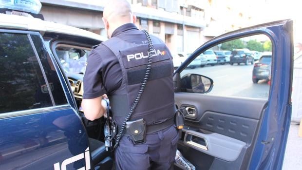 Una mujer apuñala por la espalda a su marido con un cuchillo en Valencia