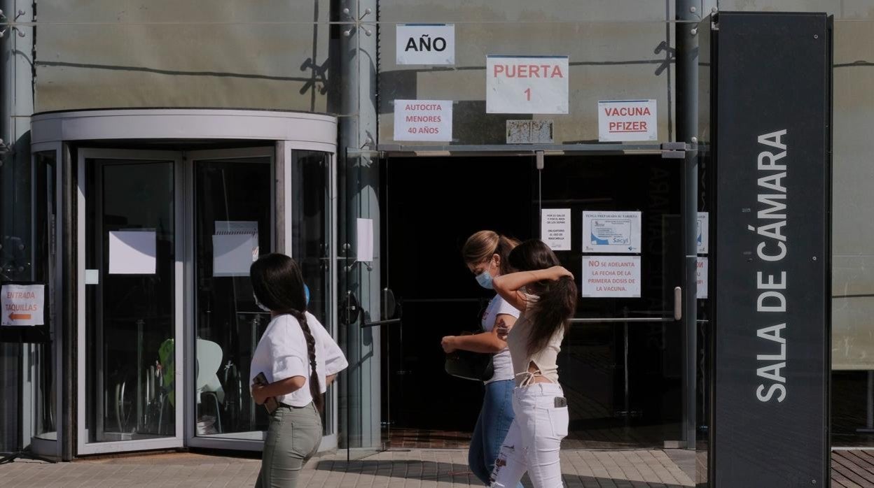 Jóvenes acuden a vacunarse al Centro Cultural Miguel Delibes de Valladolid