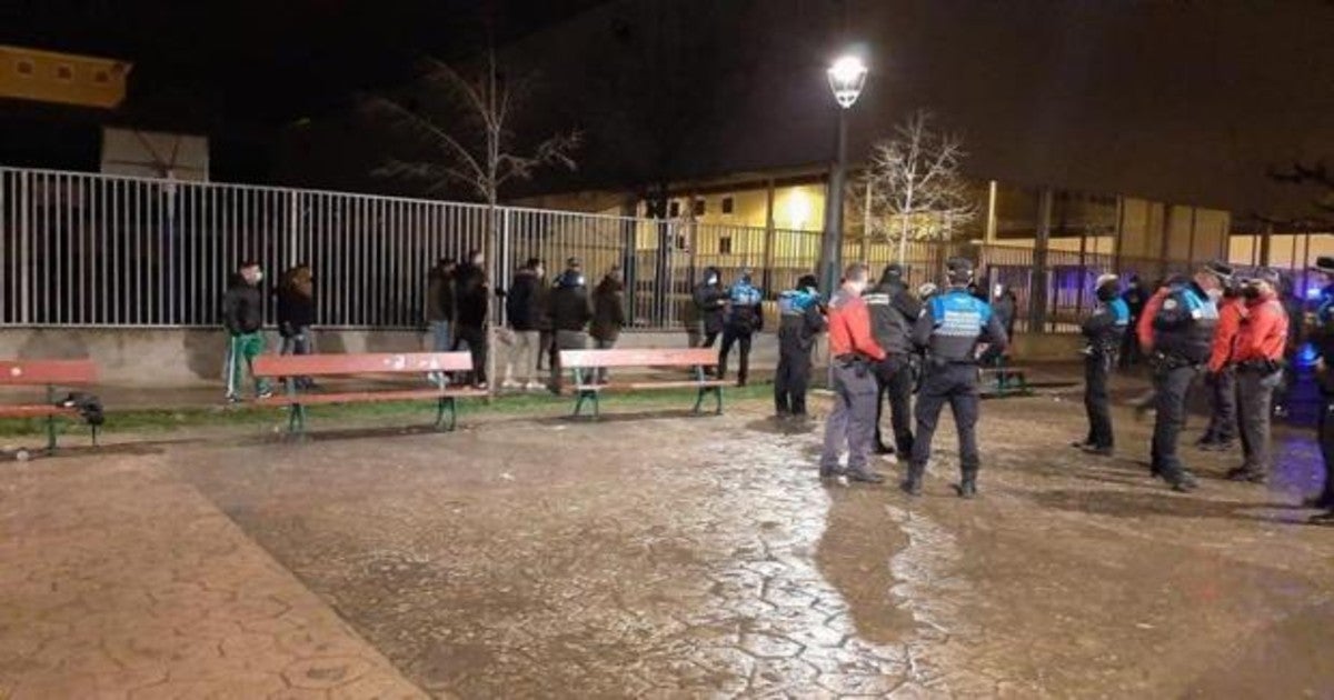 Imagen de algunos de los botellones que han tenido que controlar los cuerpos de seguridad.