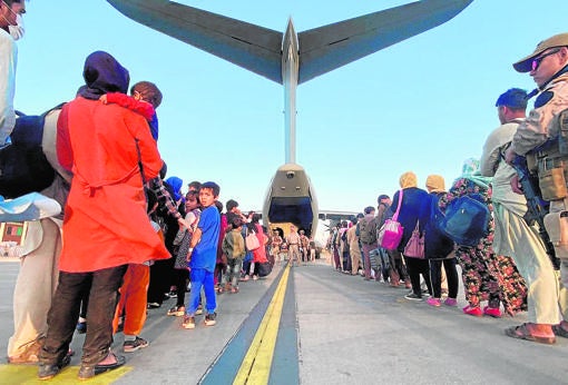 Momento del embarque en el aeropurto de Kabul