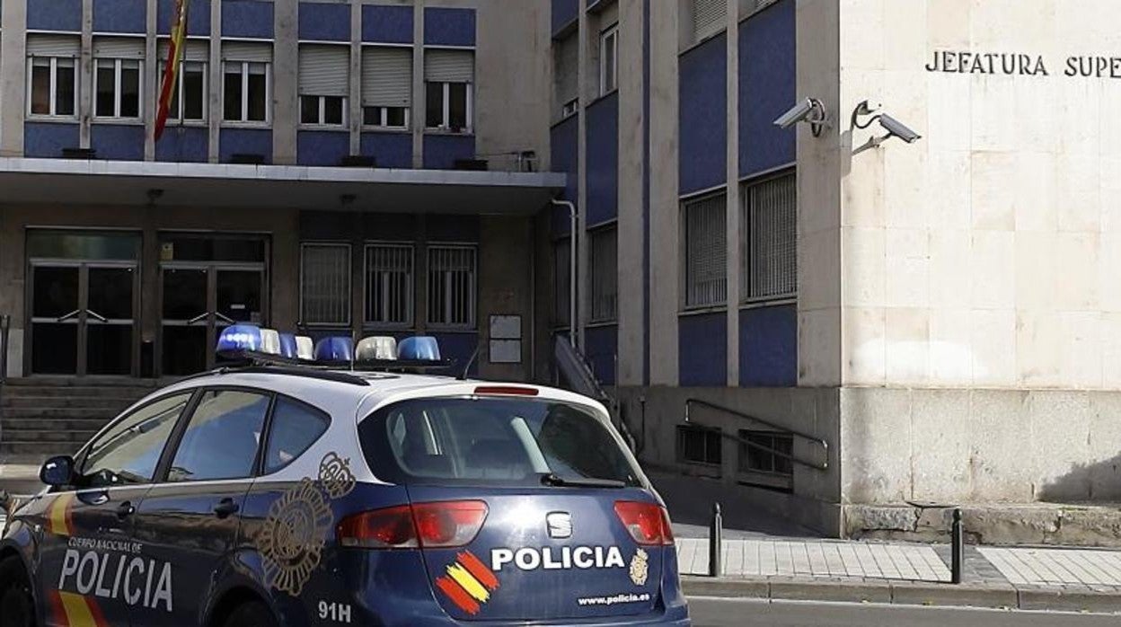 Vehículo policial frente a la Jefatura Superior de Policía de Zaragoza