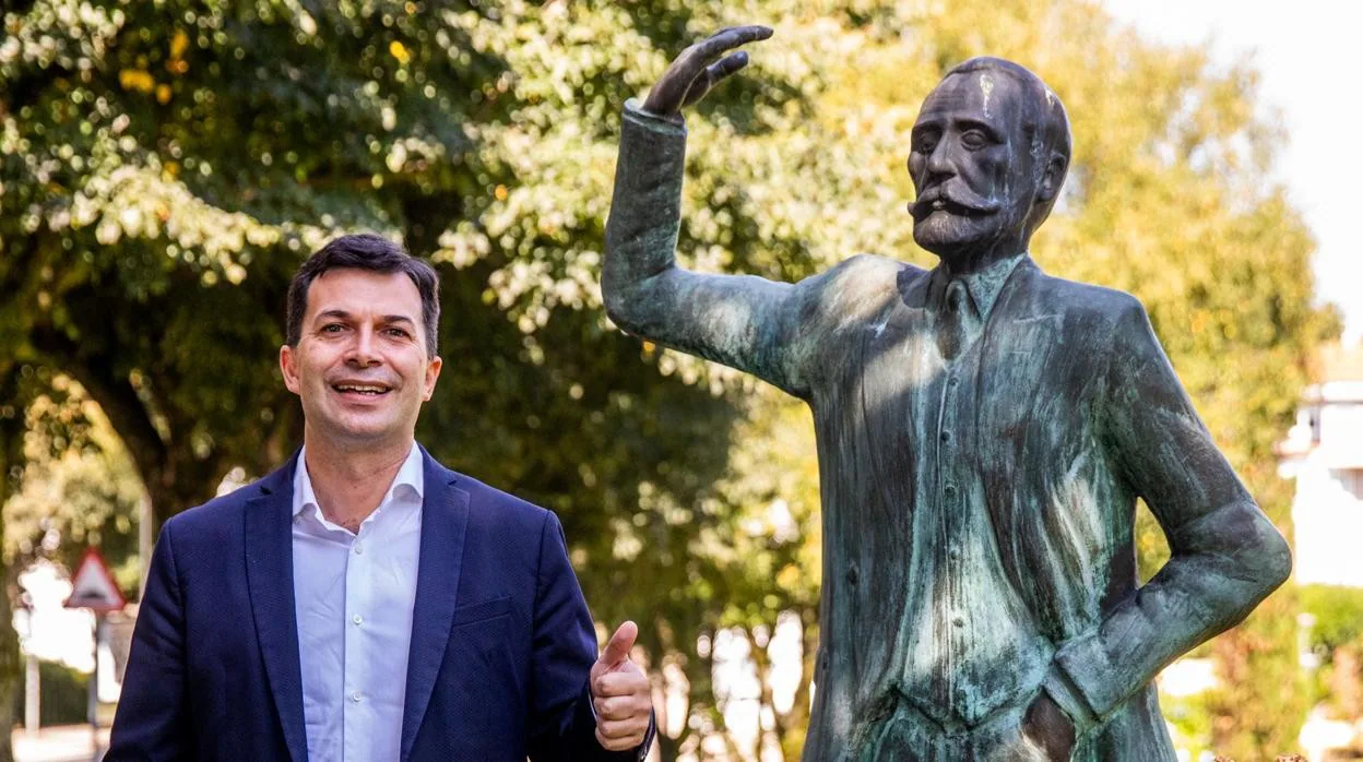 Gonzalo Caballero, este martes junto a la estatua de Pablo Iglesias, en Santiago