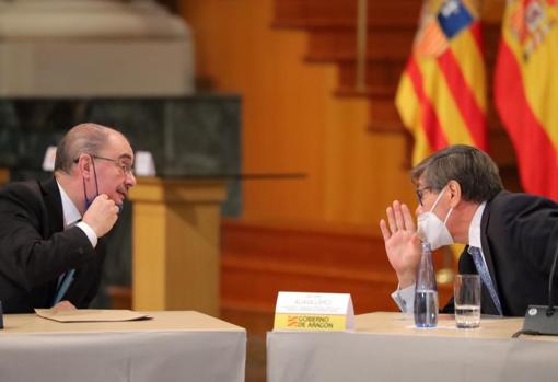 El presidente aragonés, Javier Lambán (PSOE), conversando con su consejero de Industria, Comercio y Turismo, Arturo Aliaga (PAR)