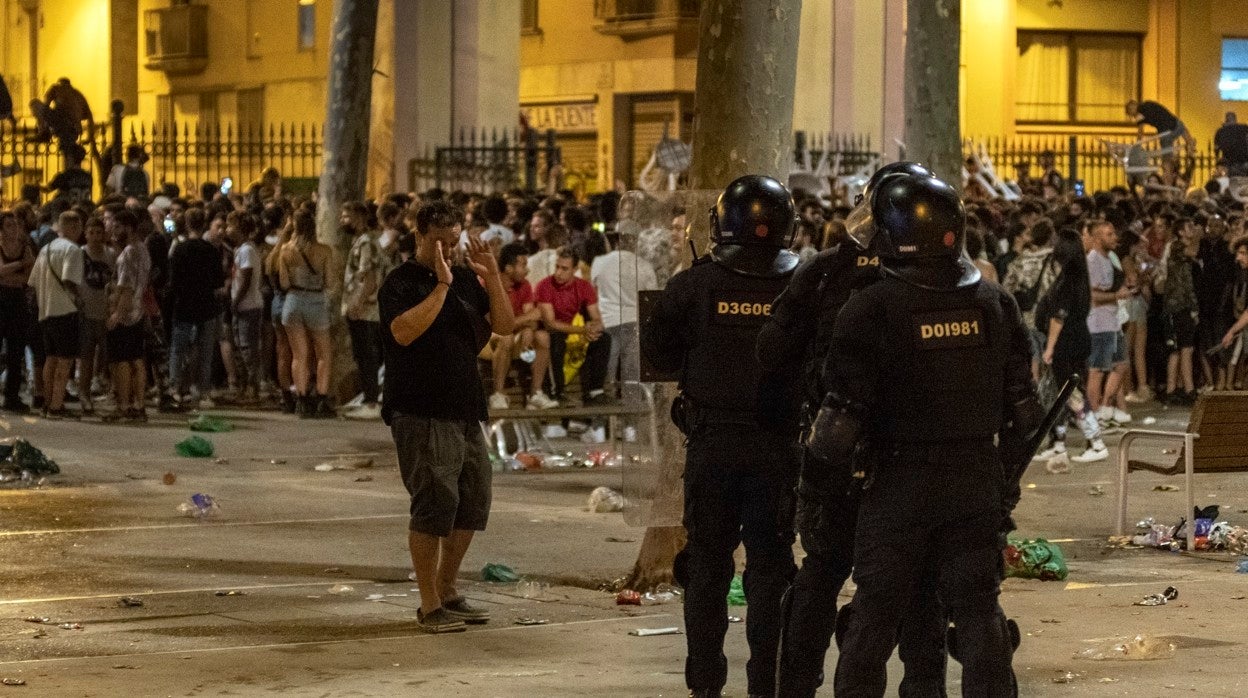 Agentes de los Mossos en las fiestas de Sants de Barcelona