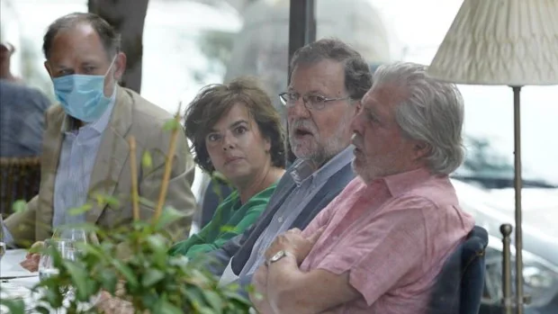 Rajoy reúne a Sáenz de Santamaría y otros exministros en una terraza de Madrid