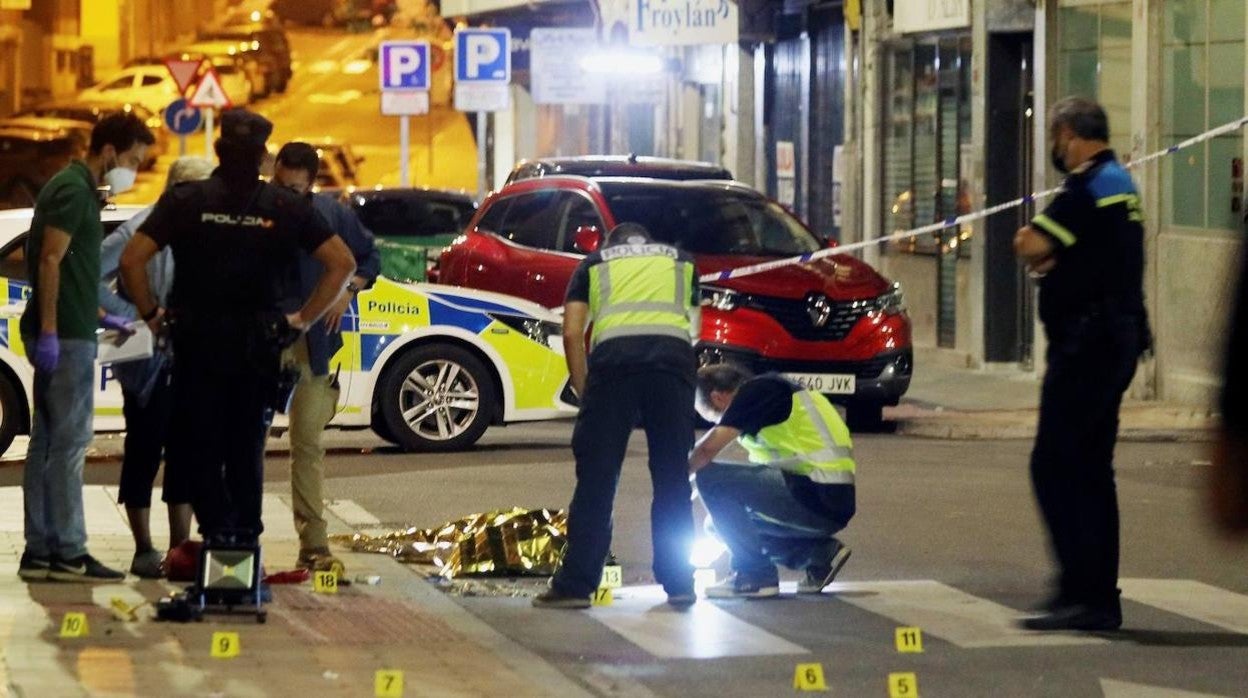 Agentes de la Policía Nacional recogiendo pruebas en la escena del suceso.