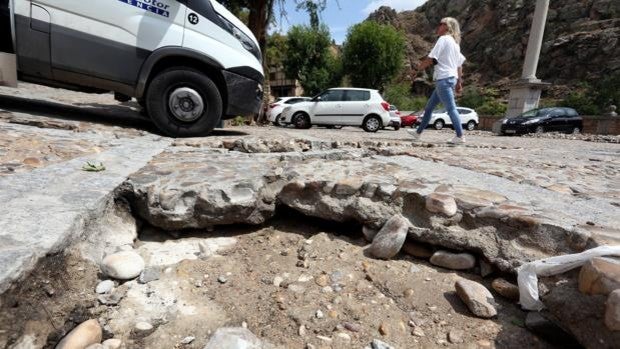 La enorme tromba de agua incomunica barrios, anega casas y destroza varias calles de Toledo