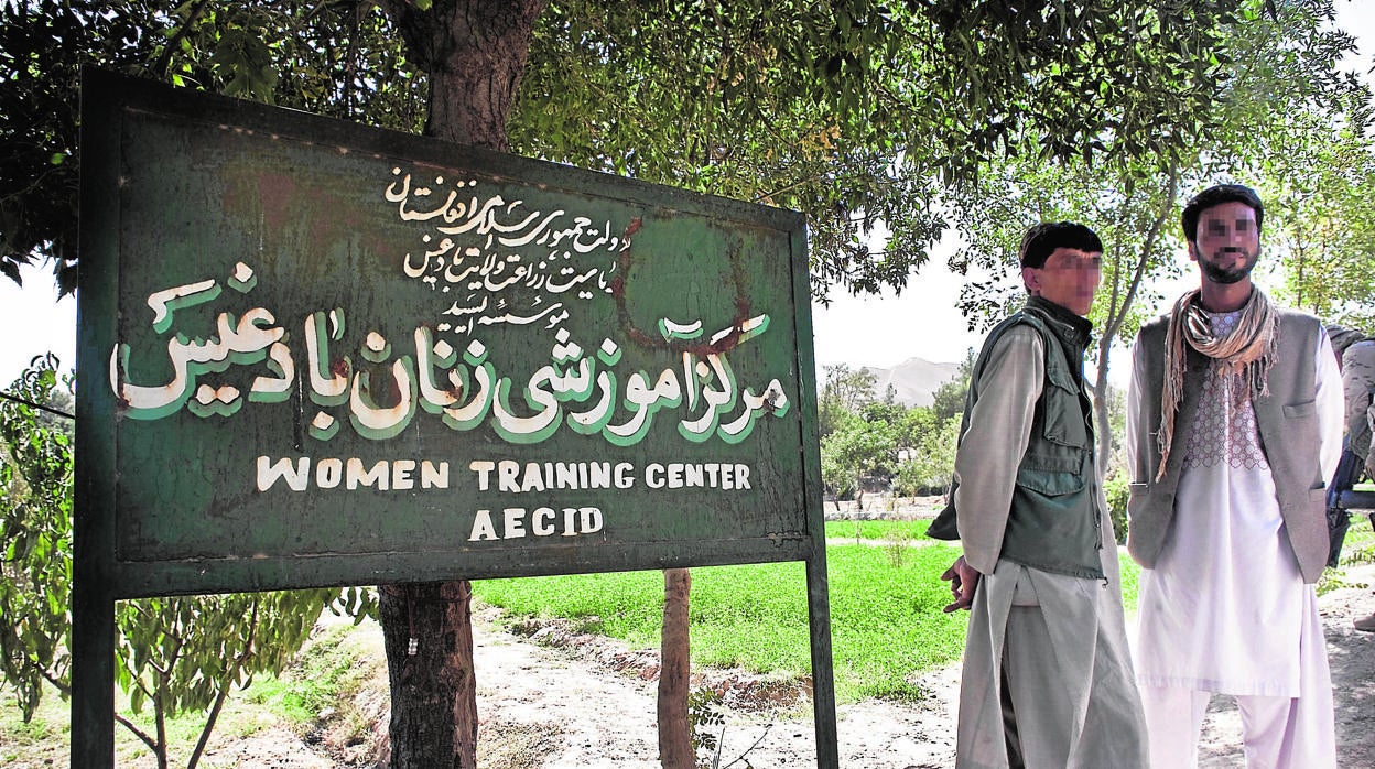 Personal afgano en uno de los centros abiertos para las mujeres en Afganistán