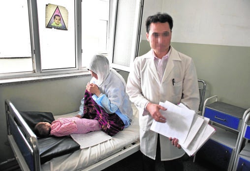 Médico de la Aecid atiende a una mujer y su hija en uno de los hospitales
