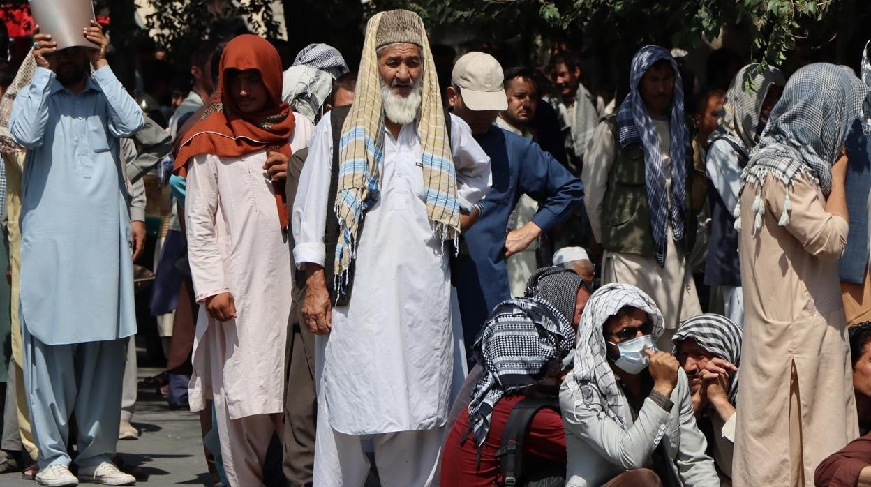 Robles pide a la UE que no deje abandonados a los colaboradores que siguen en Kabul