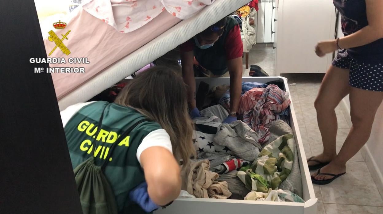 Agentes de la Guardia Civil, durante uno de los registros practicados