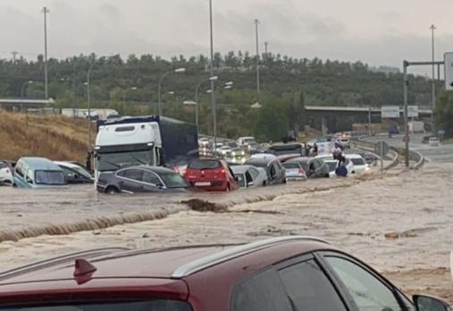 Coches amontonados en la carretera de Toledo