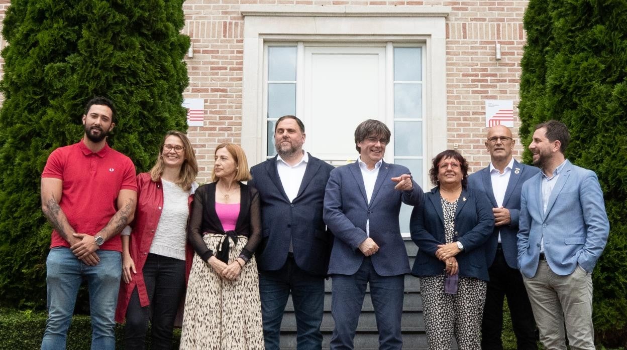 El gobierno paralelo de Puigdemont en Waterloo se tambalea tres años después