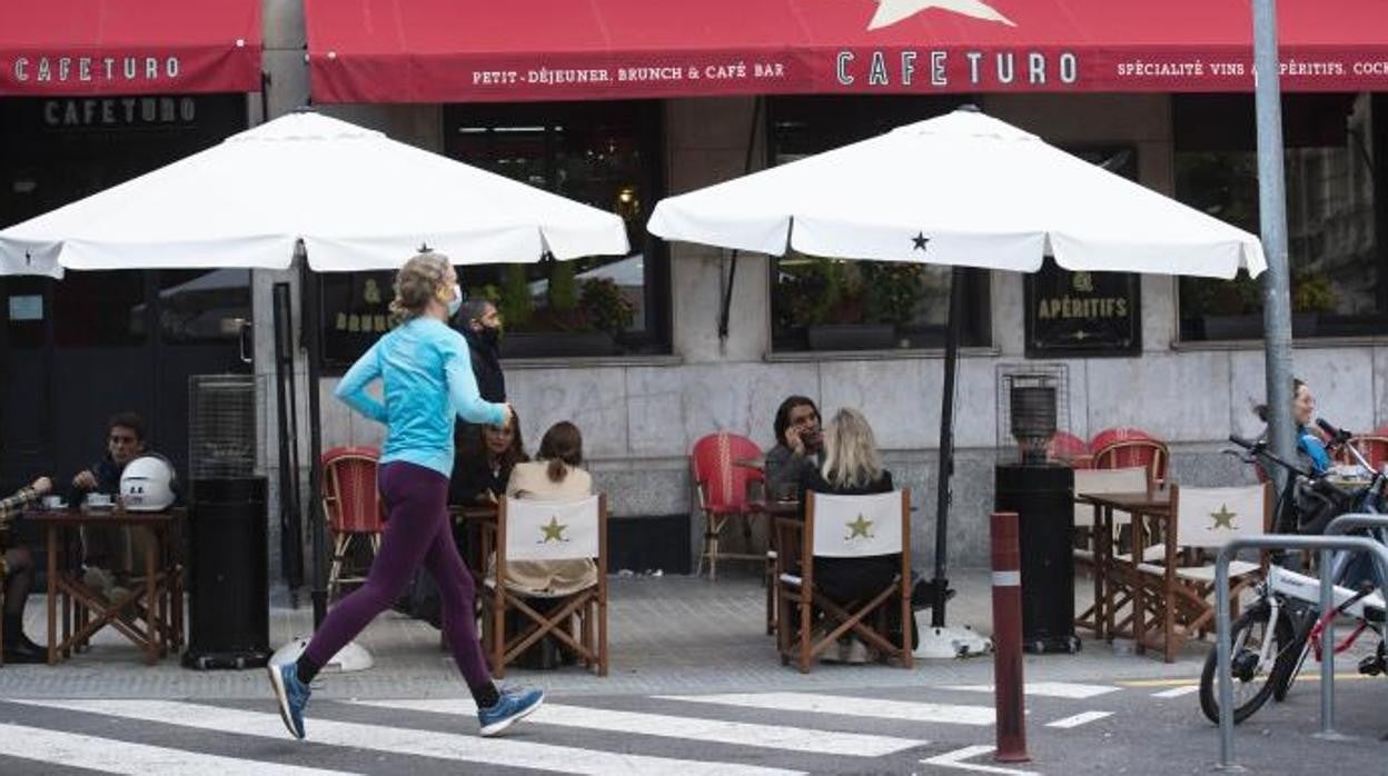 Una terraza de Barcelona durante las restricciones de aforo /