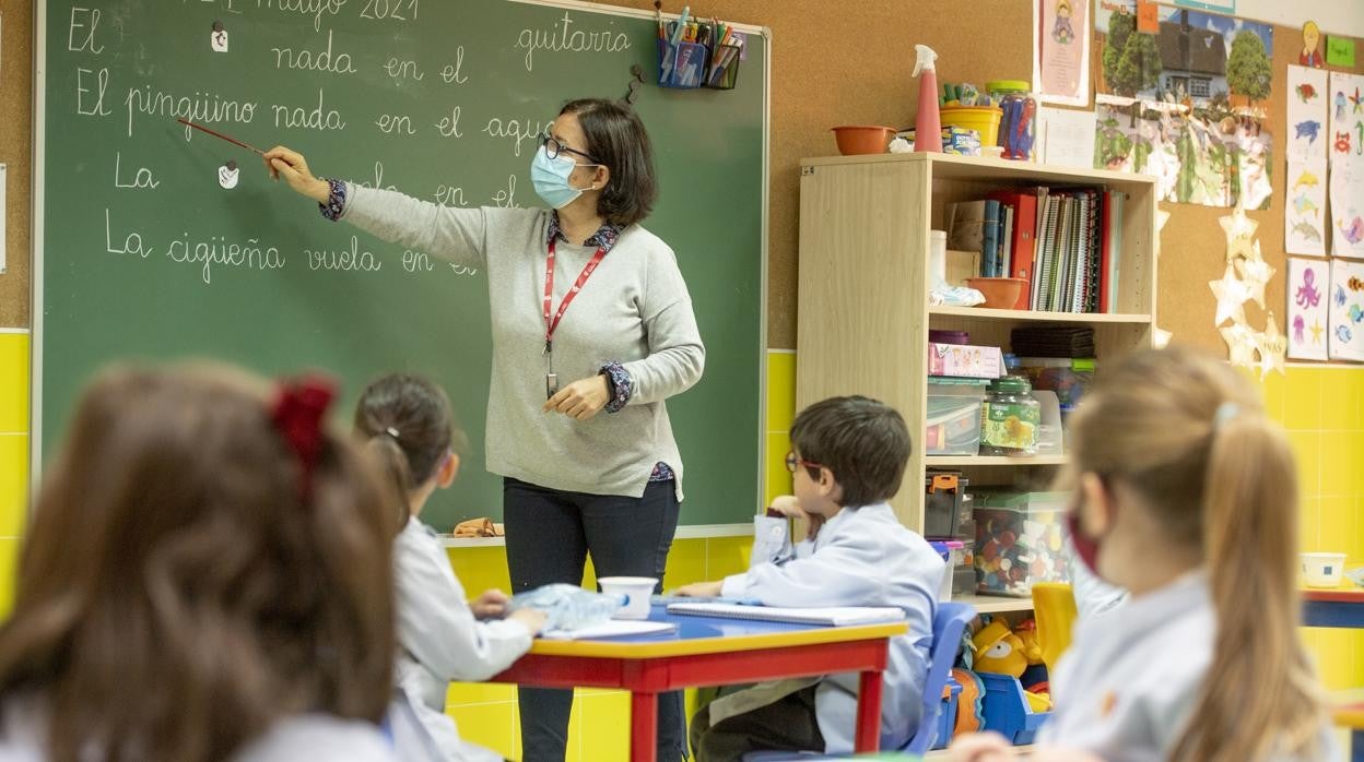 Alumnos atienden a la explicación de una profesora en un colegio de Madrid