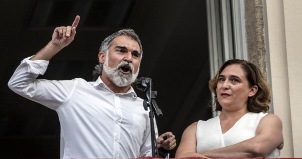 Cuixart y Colau, durante el pregón de las fiestas de Gracia, en la que ella fue abucheada