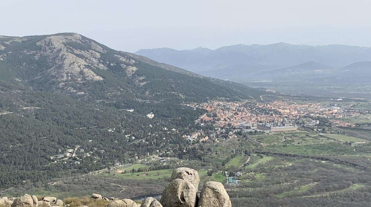 Vista dle monte Abantos con El Escorial a sus pies