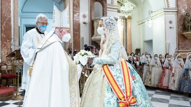 El arzobispo Cañizares pide «protección constante» a la Virgen de los Desamparados en la Ofrenda de Fallas 2021