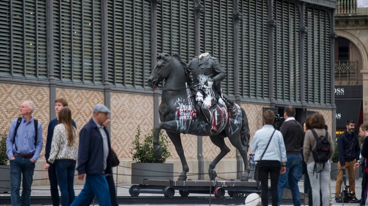 Estatua 'decapitada' de Franco en la la plaza del Born en 2016